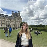 Diplomata al Liceo classico Cambridge. Ho partecipato a concorsi di poesia e scrittura. Attualmente studentessa universitaria